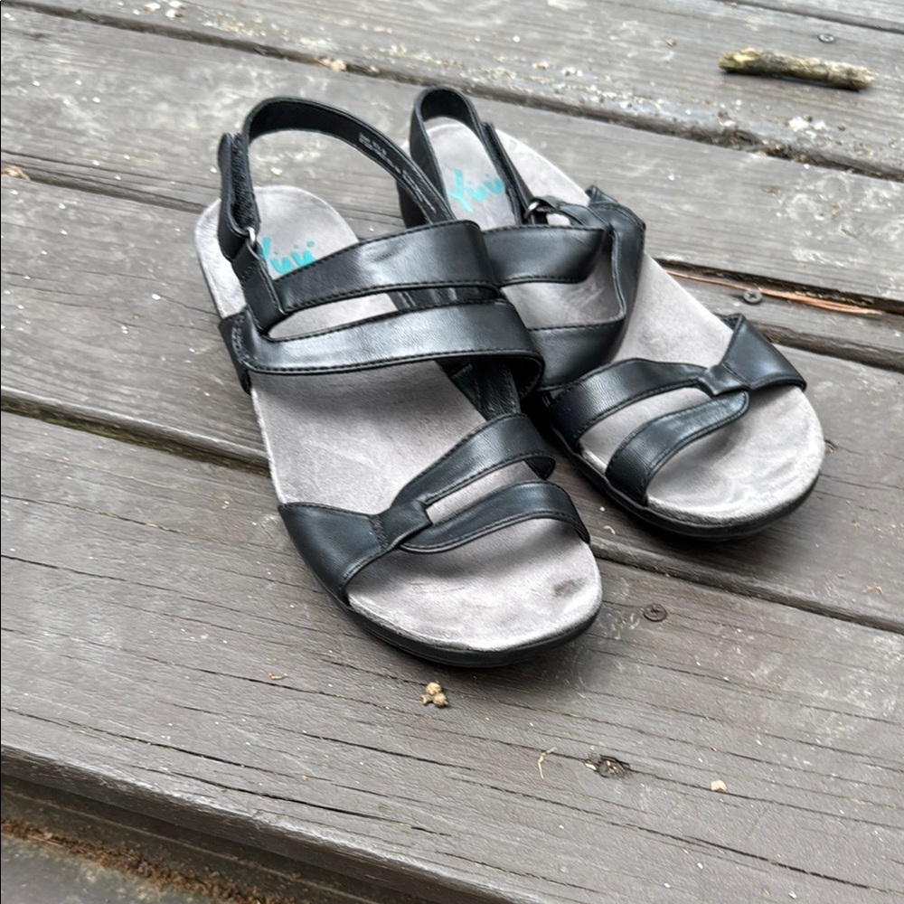 Yuu black Jean style walking sandals size 9 1/2